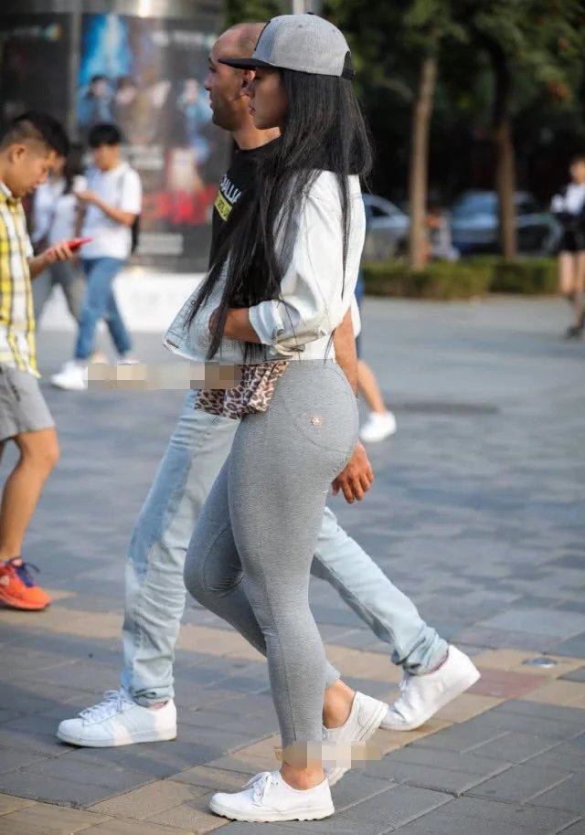 可爱小姐姐紧身裤勾勒浑圆的臀线，清纯的长相可爱又俏皮