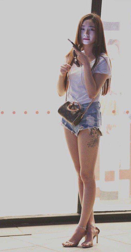 街拍: 夏天来临, 小姐姐纷纷换上了纱衣超短裤, 真性感!