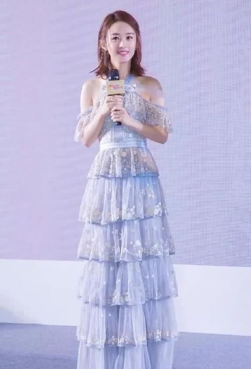  『性感魅惑』平胸穿衣更高级，看这几位女明星，穿衣百搭又时髦