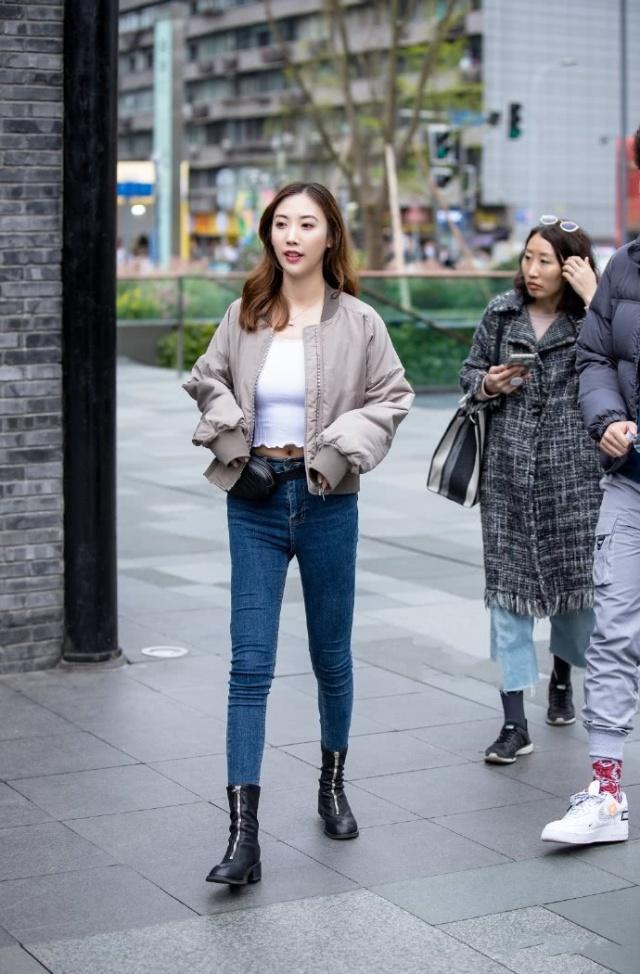  「小脚」街拍：身材纤细的小美女，身穿吊带上衣配小脚裤，非常的有魅力哦