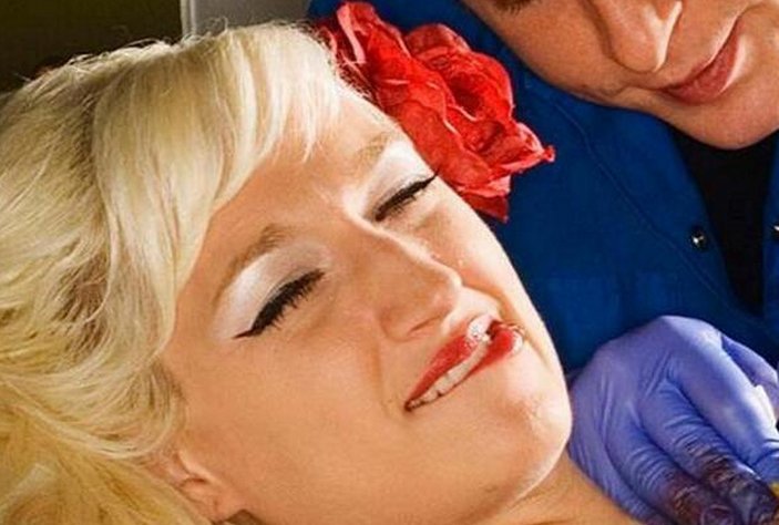 美女纹身时候的表情什么样?和纹身师形成鲜明的对比