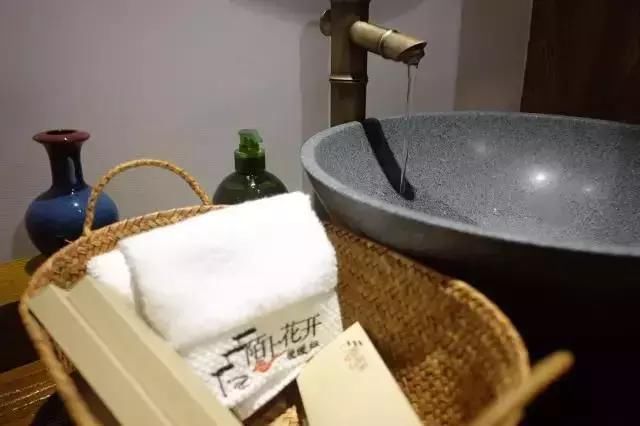 工作20年就退休，带4个闺蜜归隐山林，过上神仙般的生活