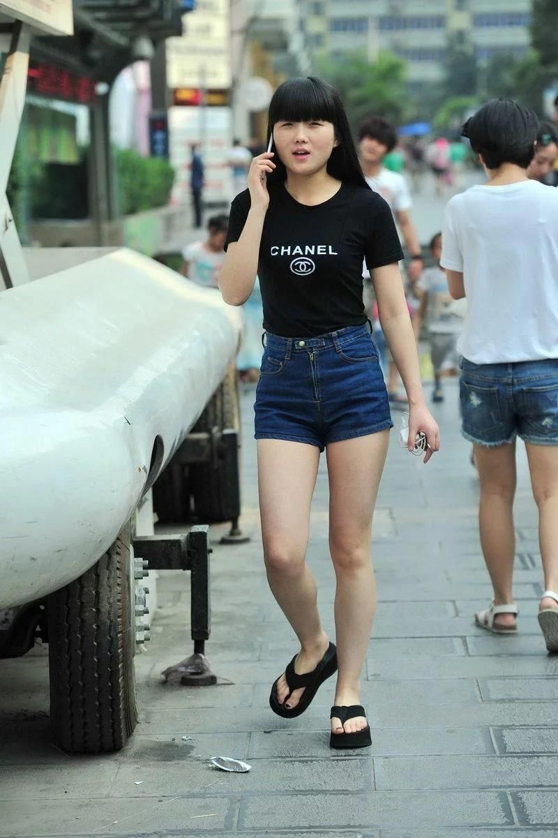 街拍牛仔短裤长腿美胸好身材美眉