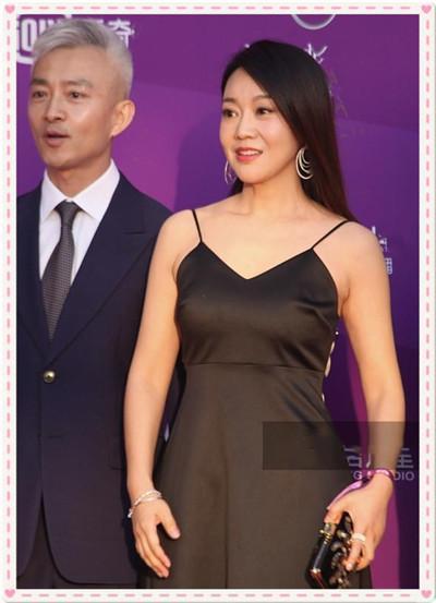 朱茵是47岁，闫妮也是47岁，二人同穿吊带裙，差距竟如此之大