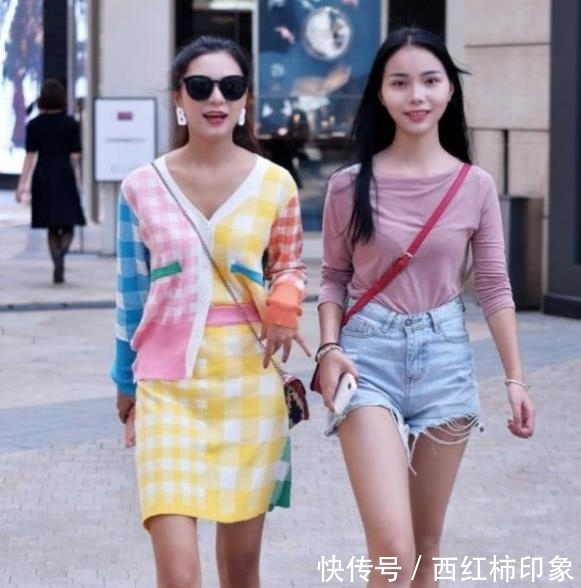  [天蓝色]楚楚动人的小姐姐，一条天蓝色的连衣裙，时尚女神风采迷人