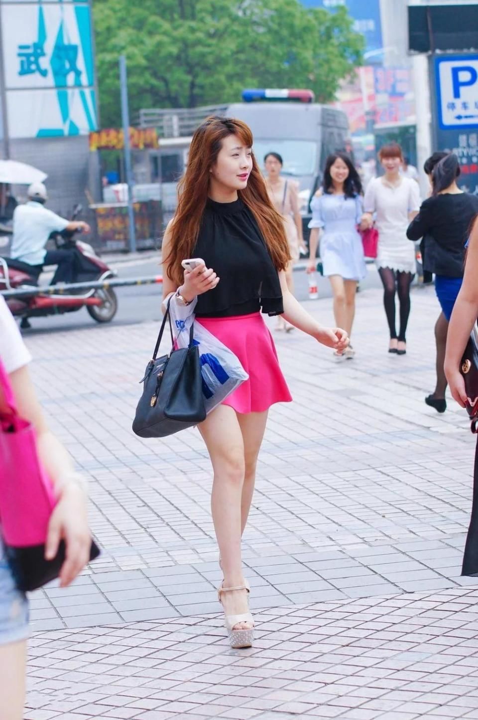 街拍酒吧粉色超短裙裙白嫩美腿美臀少妇