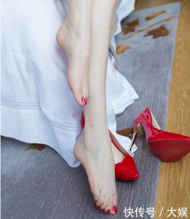 穿上高跟鞋，秀出嫩白双腿男朋友更喜欢