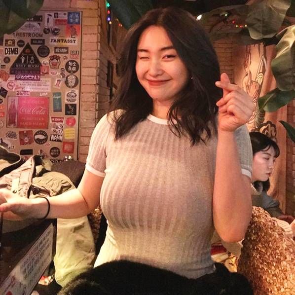 韩国妹穿了一条肉色连衣裙 成功吸引几万人