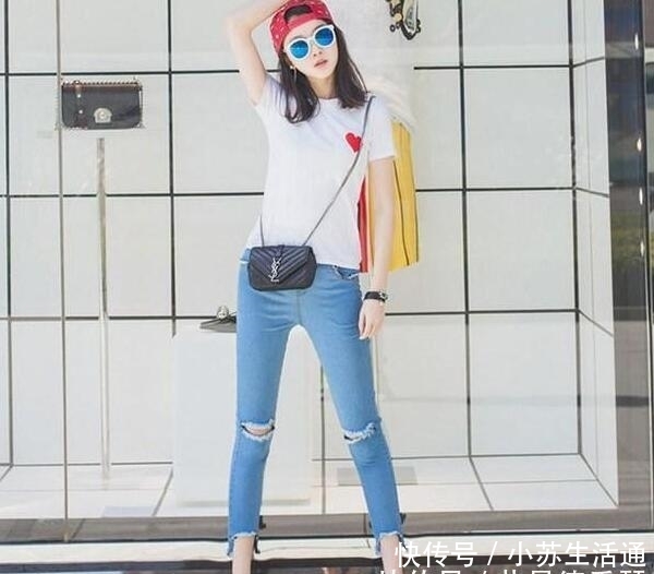  『女性』长得好看，身材紧致的女孩子，搭配牛仔裤，彰显独特魅力！