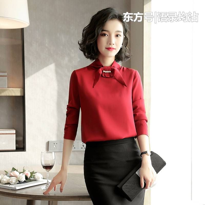 50岁女人别穿的那么老气，薄而不透的真丝衫，让你年轻不止十岁