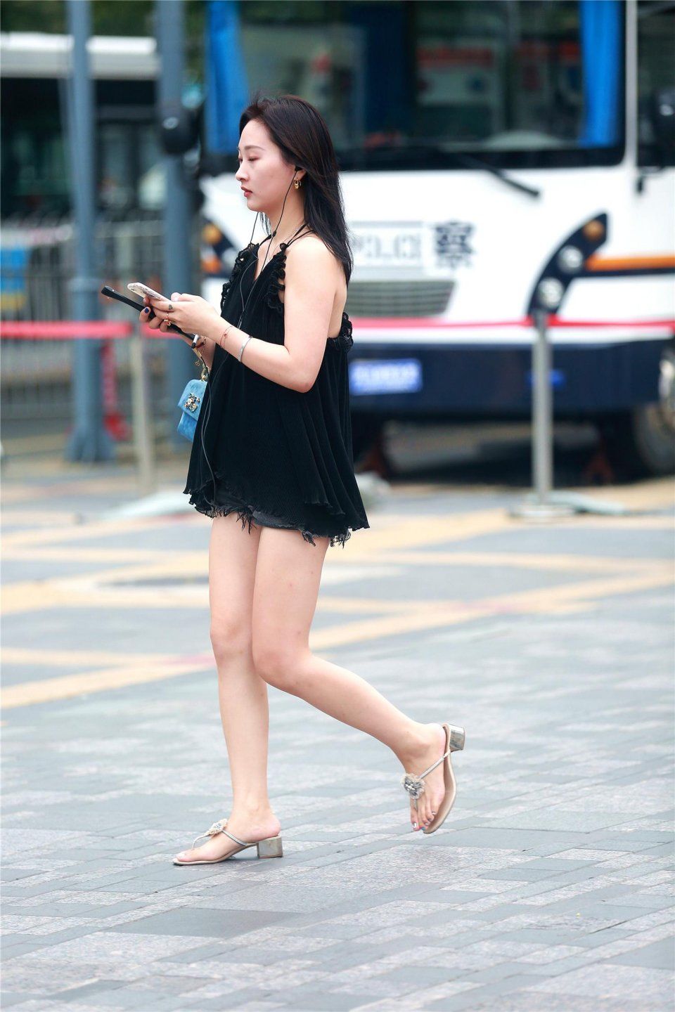 小姐姐吊带蕾丝搭配热裤彰显美腿