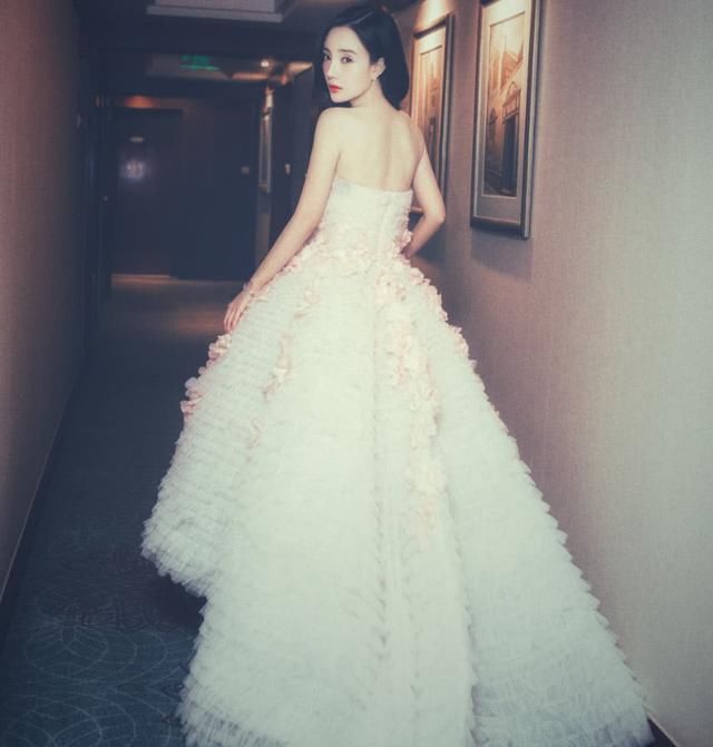 李小璐做头发了！留“初恋刘海”秒变17岁美人，衬得甜馨好普通