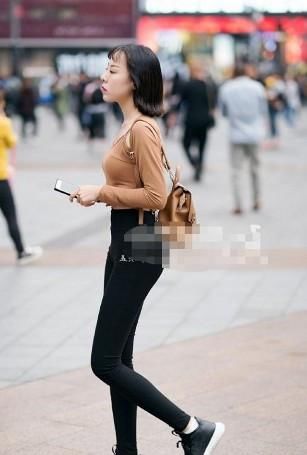 『小姐姐选择』路人街拍,小姐姐搭配一件黑色高腰的紧身裤,看起来真是别致