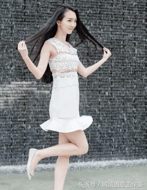 街拍:紧身裙美女靓丽十足,奢华精致,带来几分甜美的性感!