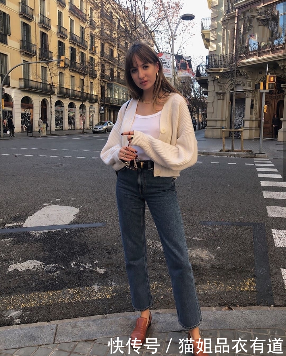 『大地色』乍暖还寒时期别穿太少,百搭的白色开衫来帮你,休闲优雅还吸睛