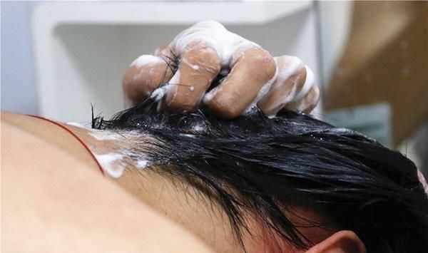  早上■早上洗头，还是晚上洗头好？多久洗一次头才最好？不少人都洗错了