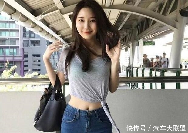 『美女』青春气息的牛仔裤美女, 秀出完美大长腿, 显得很有活力!