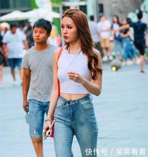 时尚:街拍:柔美娇俏的小姐姐,秀出青春活力范,笑容甜美可爱