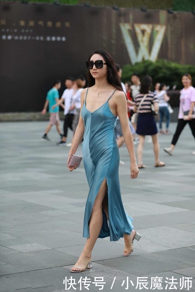 舒适|路人街拍,这位穿着短裙的美女,一身装扮舒适又不失休闲感