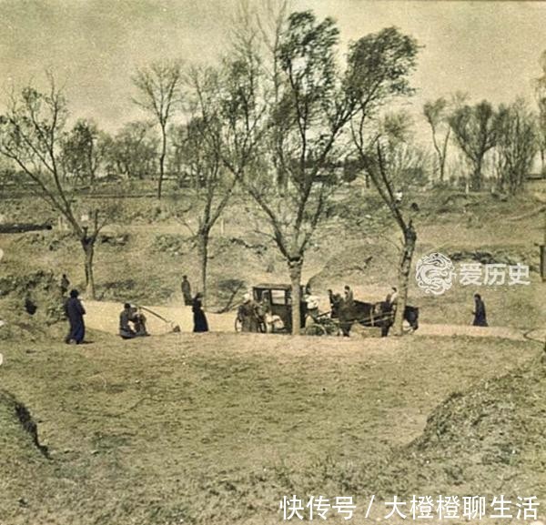 『焚烧纸钱』民国时清明扫墓的上色彩照:趴在亲人坟头哭诉 割舍不了的思念