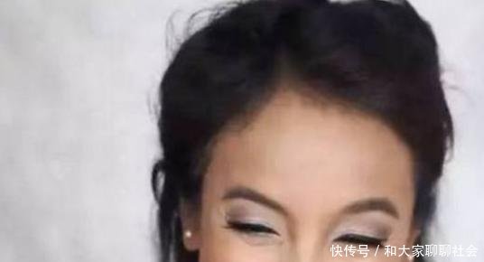 三十多年没有化过妆的清洁工，第一次化妆把自己看哭了