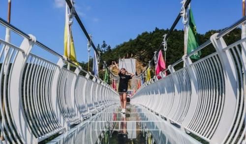 全国2000座玻璃栈桥让游客“吓破胆”，建造验收无标准