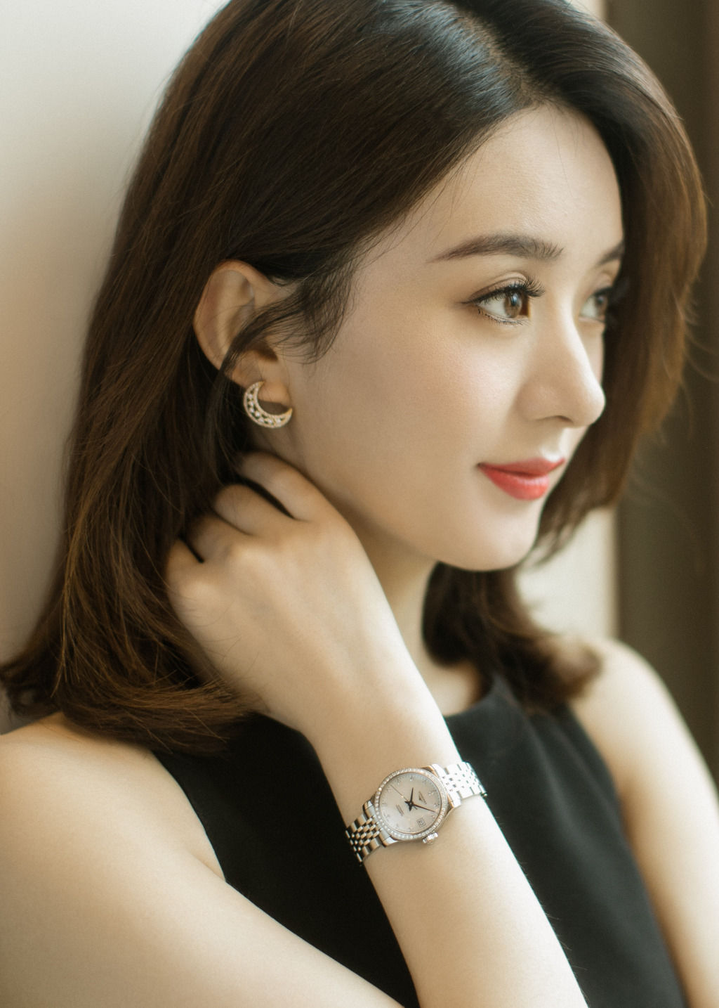 颖宝出席某品牌活动,身穿紧身黑色鱼尾小礼服,短发披肩优雅迷人