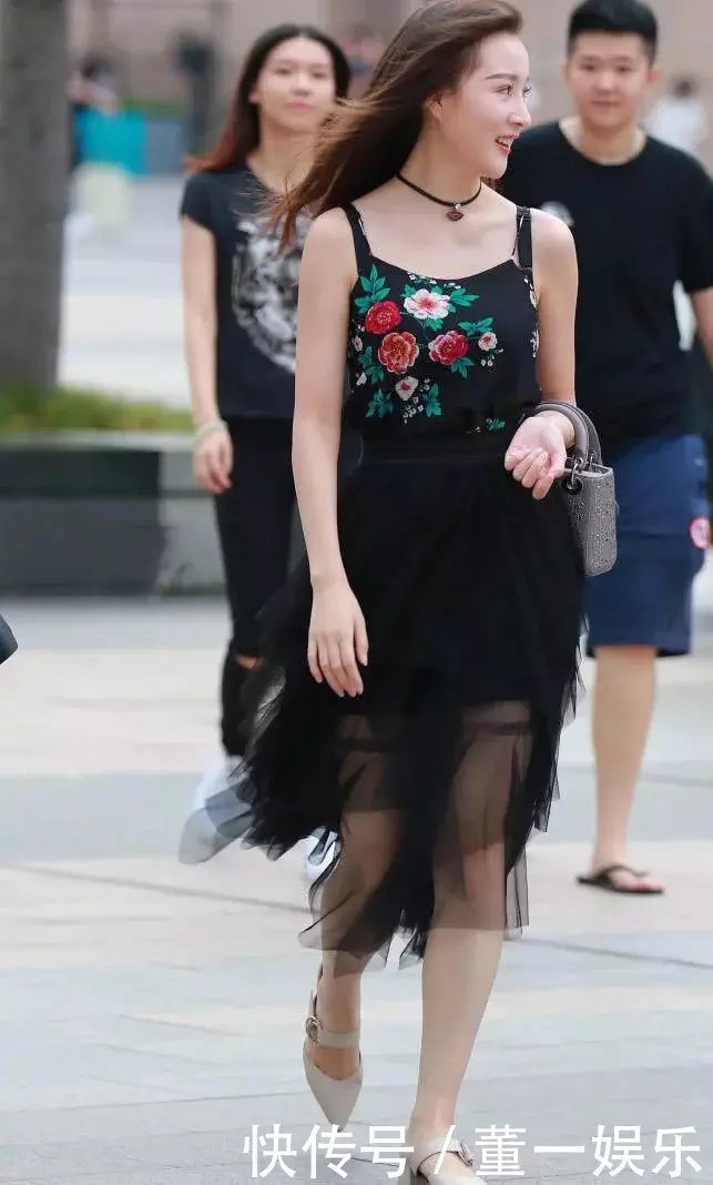 修身穿搭勾勒出玲珑有致的身材，细腻白皙的肌肤，尽显女神的青春