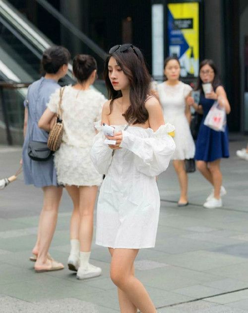 『红色』青春靓丽的小姐姐,时尚穿搭蕾丝连衣裙,尽显小家碧玉