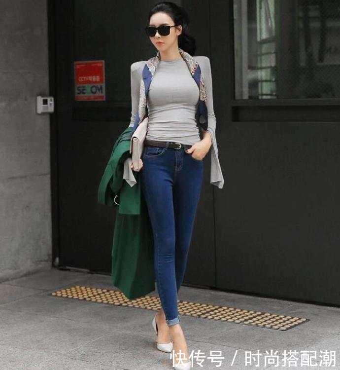 美丽的姑娘有自己的穿搭方法，穿短裙的姑娘挺美