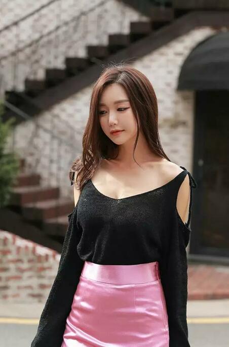 扮兔女郎的妙龄小姐姐，娇艳的大红唇，展现成熟女人style