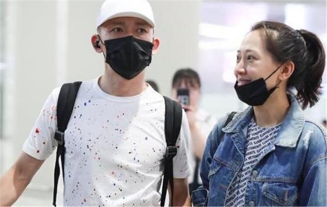 聂远夫妇机场秀恩爱，妻子素颜很给力，穿的却比40岁的聂远更显老