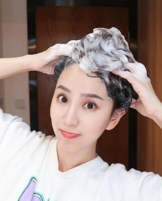 「发际」洗头时做好这4点，发量多了，发际线低了，和“秃头少女”说拜拜