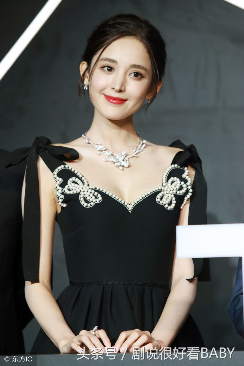 古丽娜扎樱桃小嘴魅力十足，V领连衣裙风光无限，网友:太美了