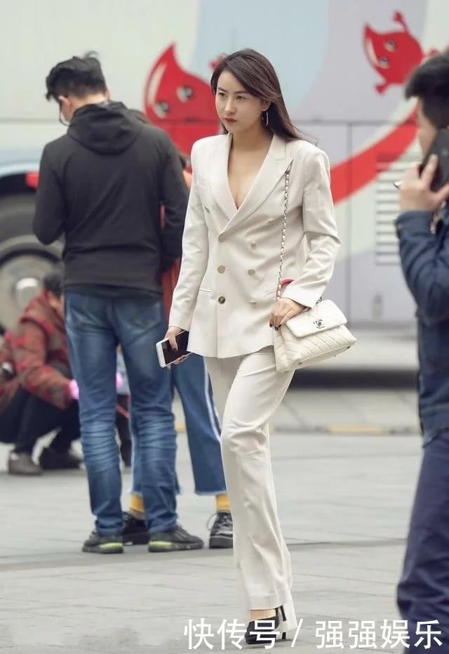 甜美小姐姐深V职业装大秀事业线，阔腿裤增显窈窕纤瘦的身材曲线