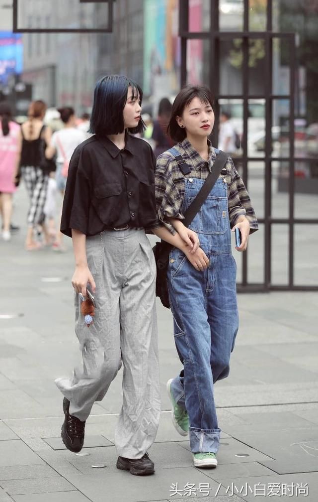 长相属于校花级别的美女，穿短裤配高跟鞋，众人之中惊艳了！