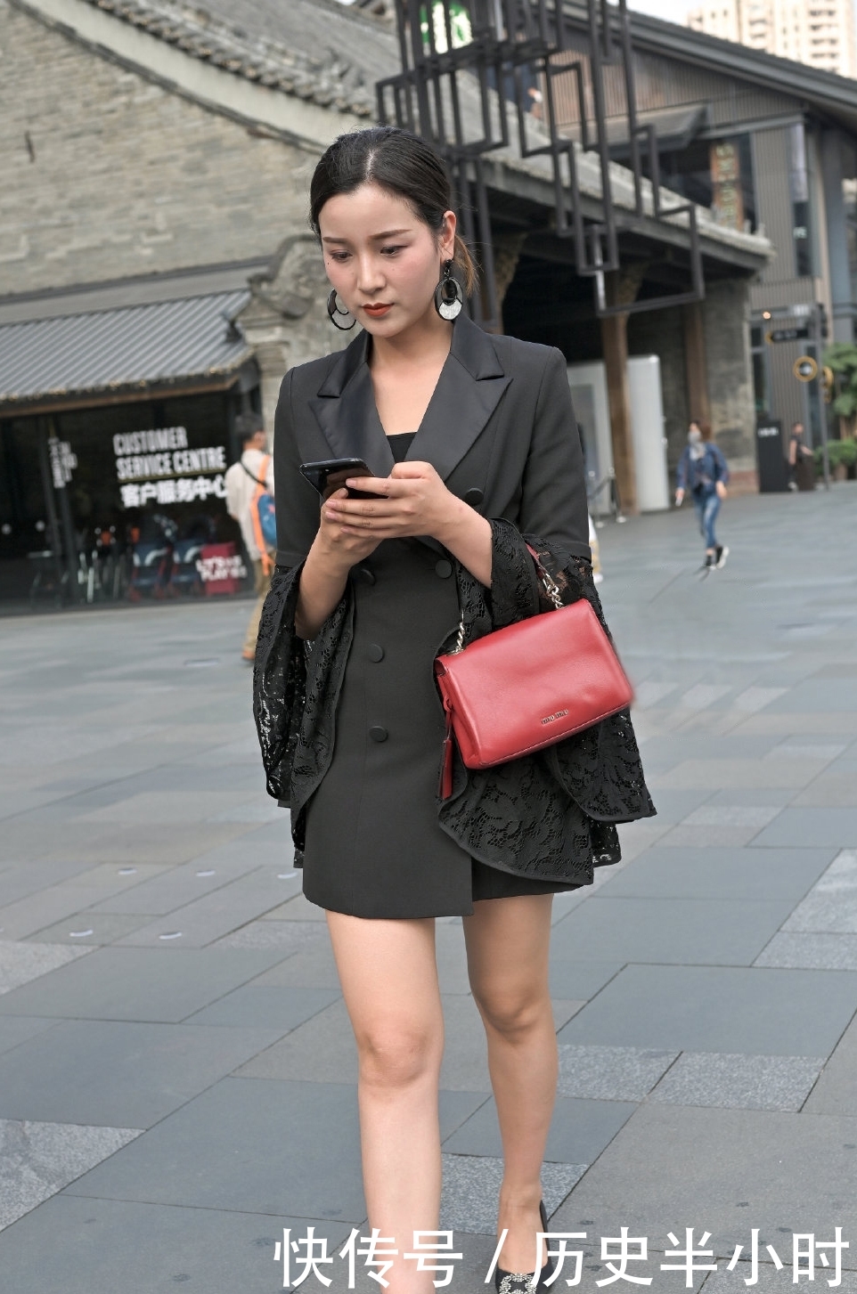  「美女」西装裙自带正式感，美女的西装裙加上蕾丝手袖设计，时尚又洋气