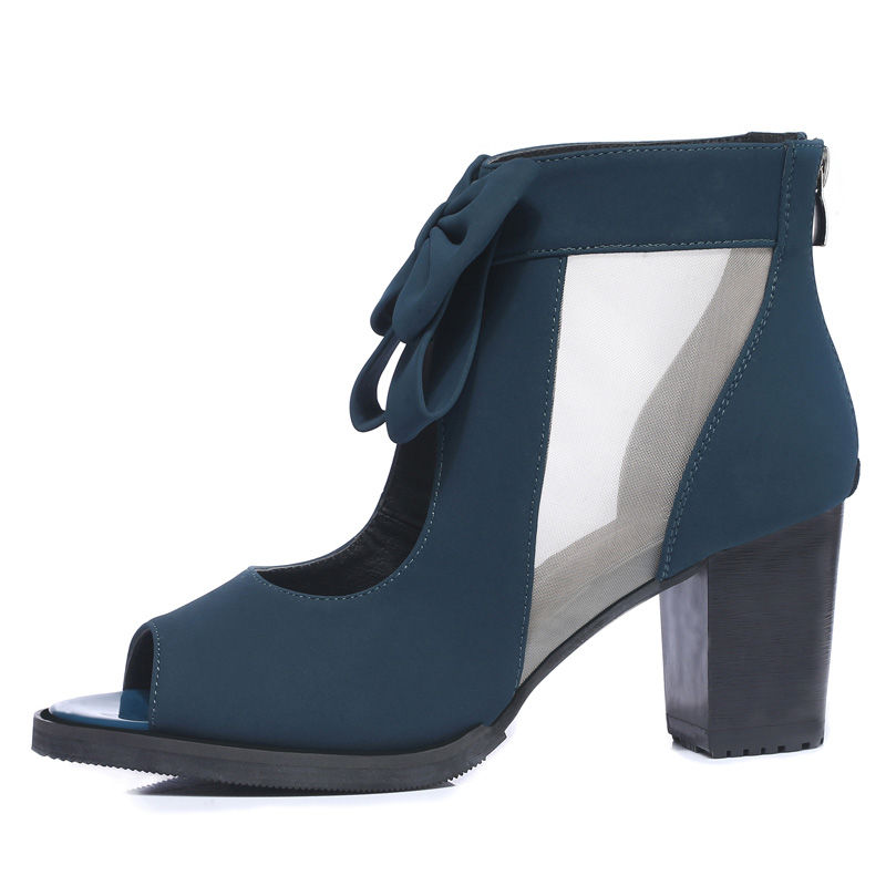 今年夏天街上的姑娘们都爱穿高跟凉鞋，不管年龄多大穿着都美