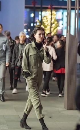  『迷人』路人街拍，小姐姐选择黑西装搭黑色短裤，看着很迷人