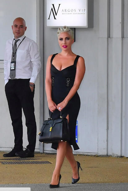 LadyGaga三转淑女风全球首拎CELINE旷世新包，王菲爱牌不再性冷