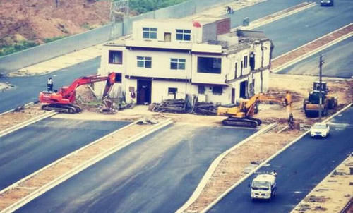  「起飞」世界最牛钉子户：赔偿款已涨到10亿，飞机为他们不敢晚