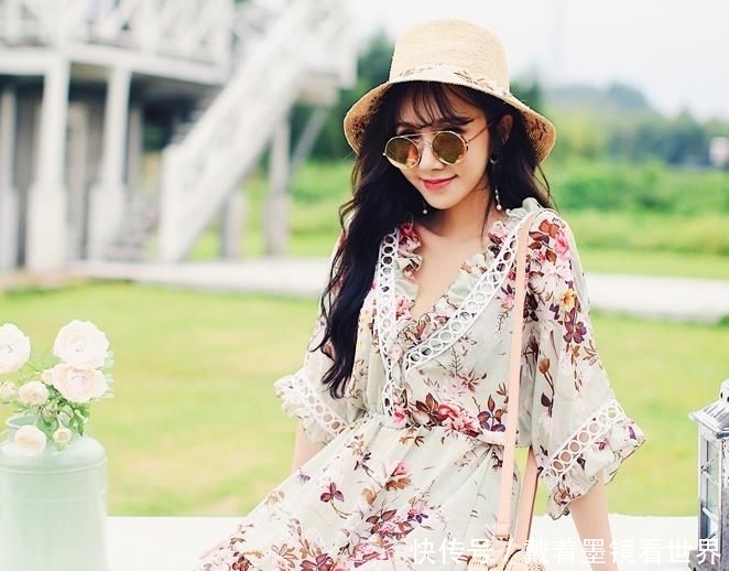 “草帽姐”惊现巴厘岛，一身多彩沙滩裙，一股清新气息袭来