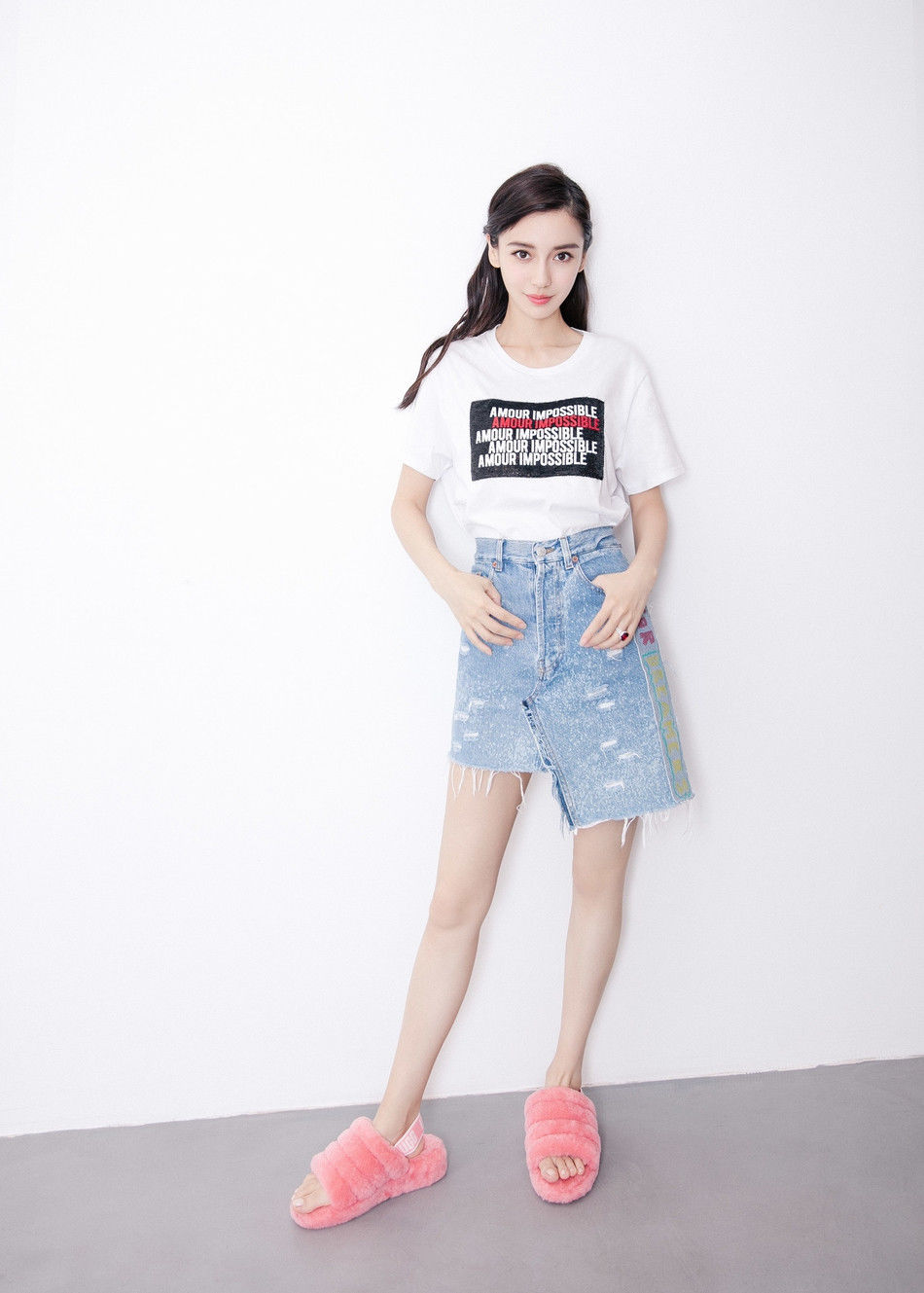 Angelababy最新写真秀笔直长腿 一双拖鞋穿出时尚感