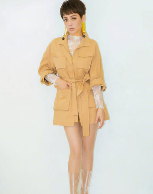 宁静瘦了?身穿黄色外套的宁静又瘦又美,网友:这样的她显得更美