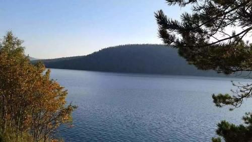 俄罗斯这个湖,面积不大,蓄水量却相当于19个渤海,网友:内心无