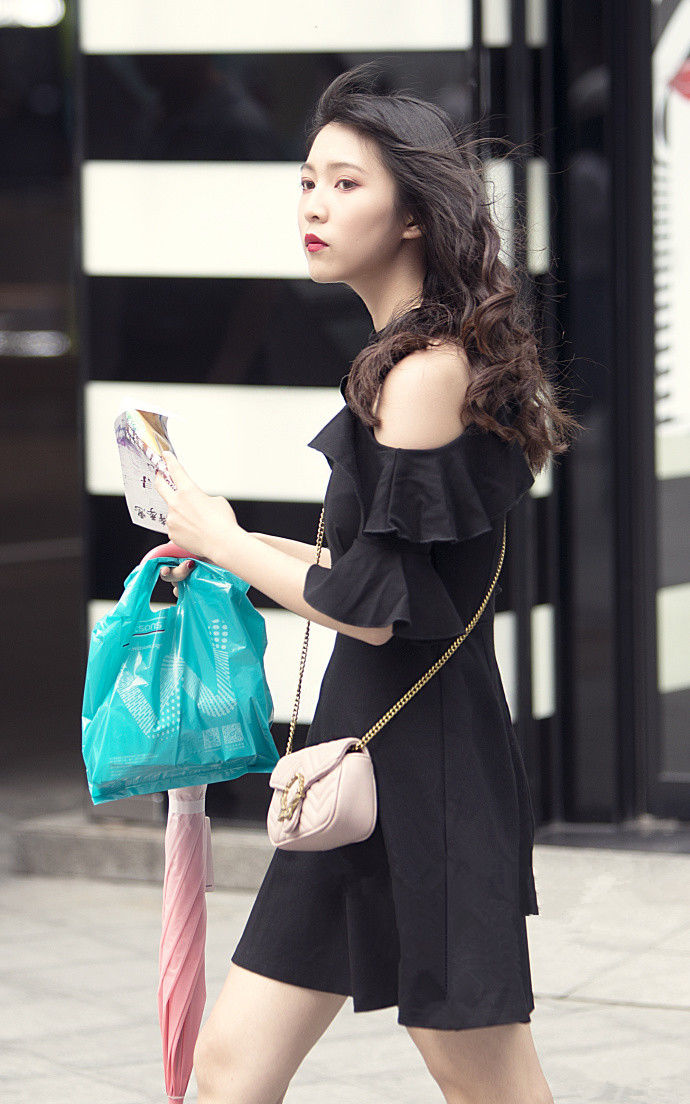 重庆街拍，潮流简约连衣裙，穿搭有调性~