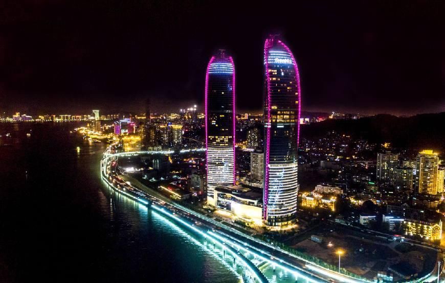 没底线了吗?这是假消息:“开着路虎车，却穷得100元都拿不出”