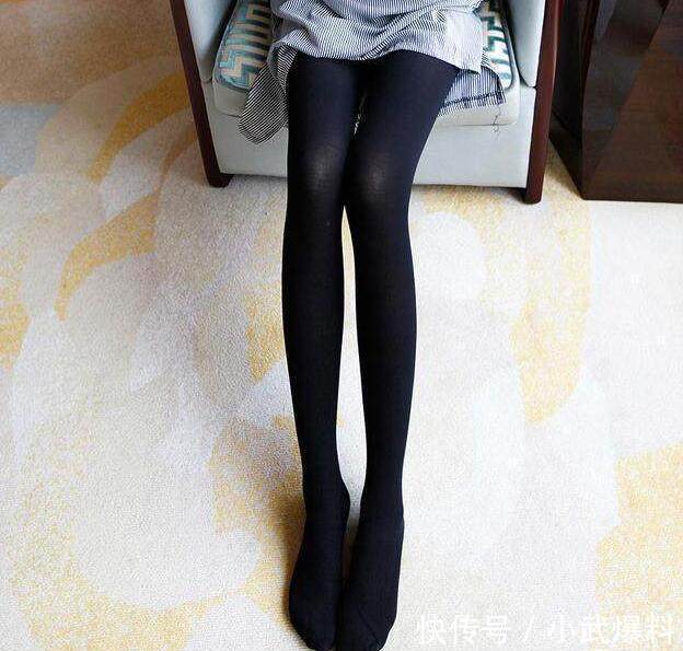 舒适养眼的打底裤美女，展现优美身姿，女人味十足！