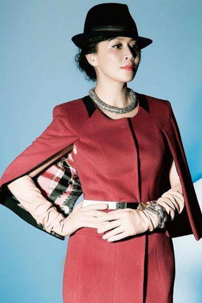 刘嘉玲穿衣越来越大胆了! 露肩长裙一片哗然, 保镖们的眼神亮了!