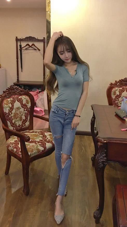 淡颜色的修身牛仔裤搭配，微胖女人的背面效果为什么会更好?